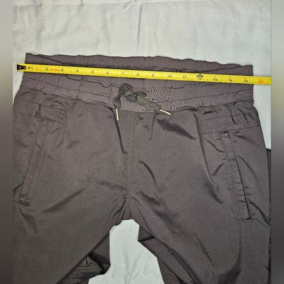 G6. Lululemon Community Pants in Gray - Size 6 - Picture 9 of 11